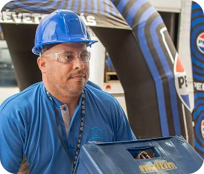 Franquiciado Polar con equipo de seguridad cargando producto