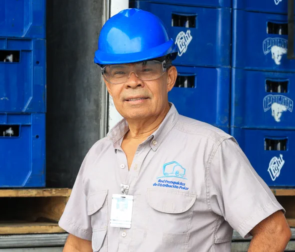 Franquiciado de Empresas Polar frente a su camión de distribución