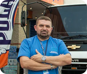 Franquiciado Polar junto a su unidad de distribución