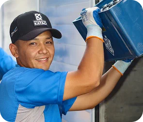 Operador Polar cargando productos en zona de despacho
