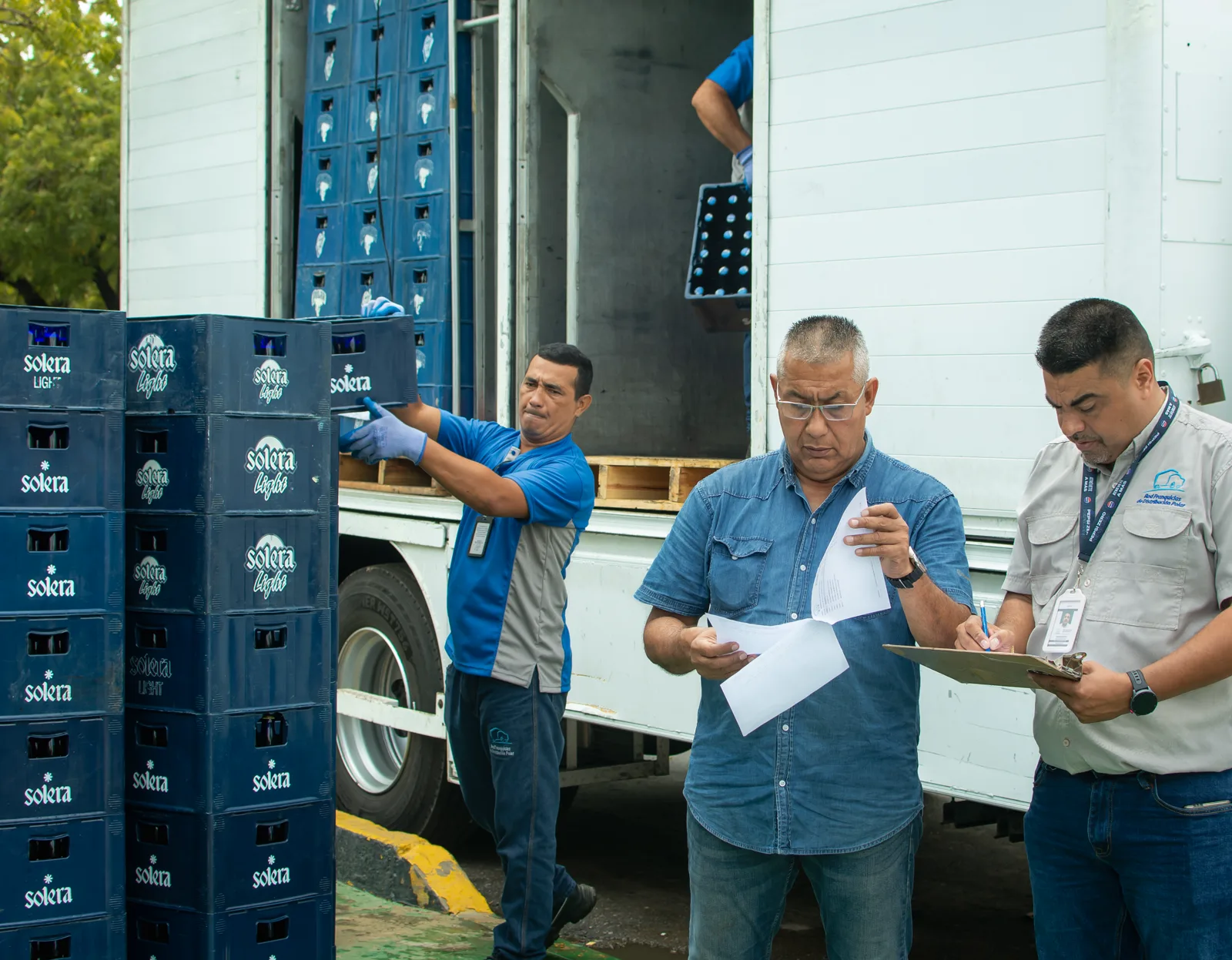 Franquiciados de la Red de Distribución Polar supervisando la carga y distribución de productos