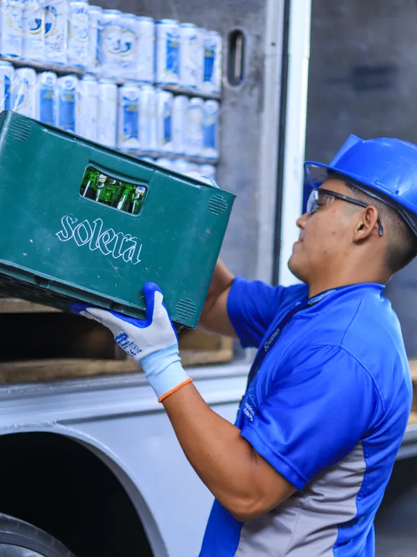 Franquiciado Polar cargando producto con equipo de protección