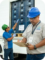 Equipo de franquiciados Polar revisando inventario
